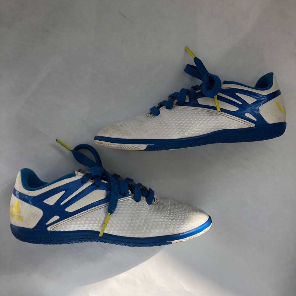 Boys Adidas indoor soccer shoes. Sz. US 3Y